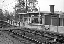 150760 Gezicht op de perronzijde van het N.S.-station Veenendaal-de Klomp te De Klomp.